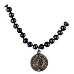 Collier ras du cou J Dauphin avec médaille en argent, diamants et perle noire en forme de cœur sacré