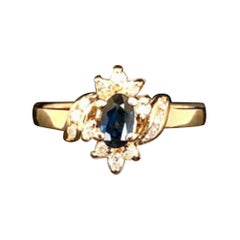 Anello in oro giallo 14K con zaffiro blu ovale e accenti di diamante da 0,50 carati
