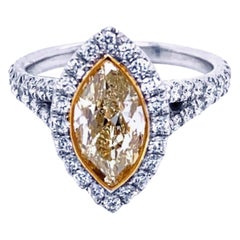 Bague à tige fendue en or 18 carats sertie d'un diamant jaune MQ de 1,5 carat et d'un halo serti en pavé