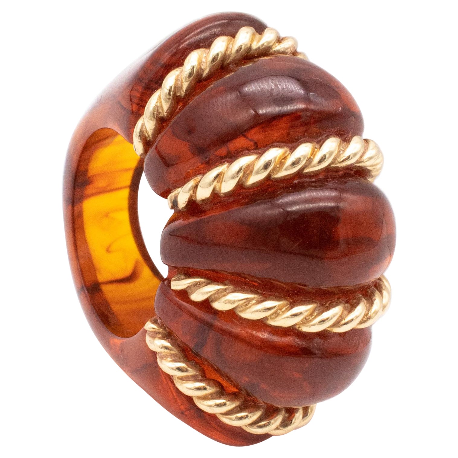 Seaman Schepps 1950 New York Very Rare 18Kt Gold Wired Ring Carved in Amber For Sale