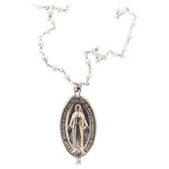 Chaîne collier J Dauphin en perles et diamants blancs avec médaille de la Vierge Marie