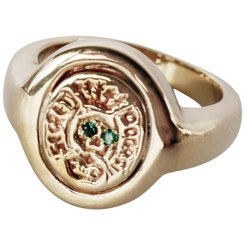 Bague sigillaire en crête d'émeraude de style Memento Mori avec crâne en bronze J Dauphin