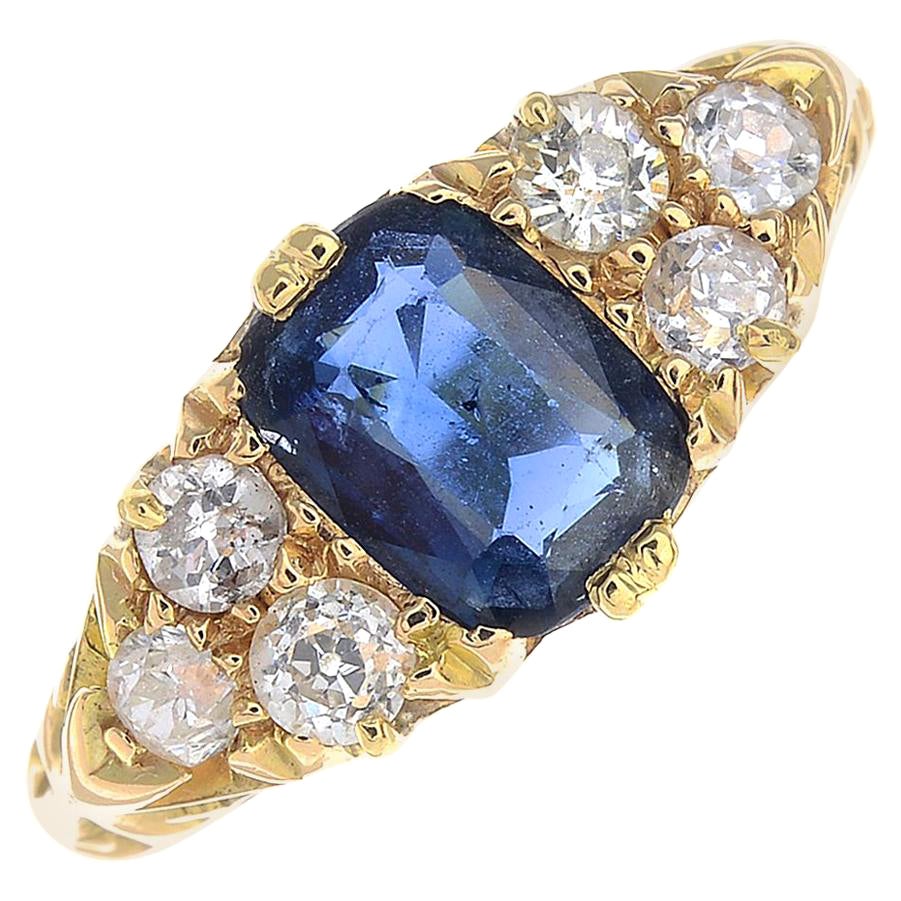 Ring aus 18 Karat Gold mit Saphiren und Diamanten aus dem frühen 20. Jahrhundert im Angebot