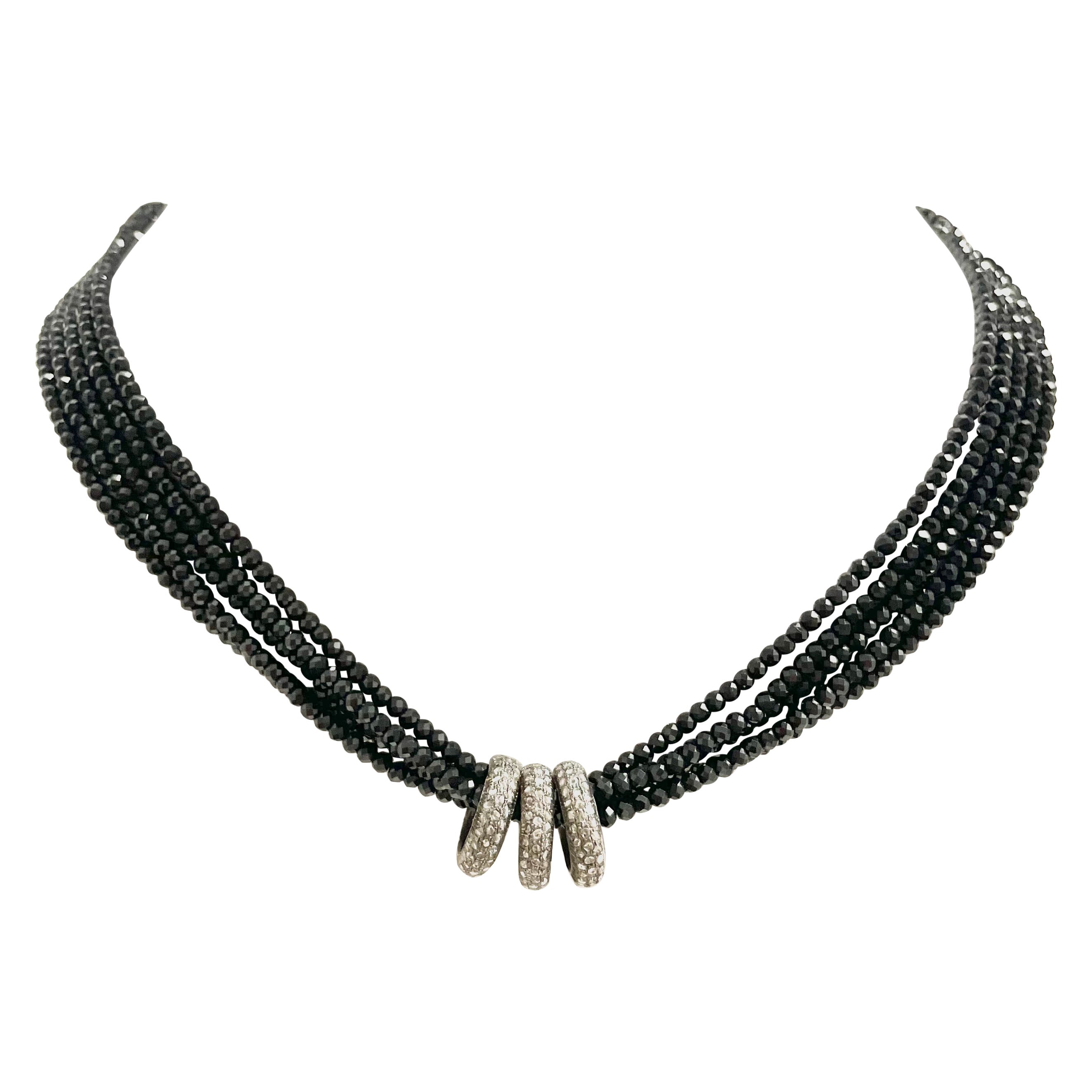 Schwarzer schwarzer Spinell mit schwebenden Pavé-Diamantenringen, 5strängige Halskette