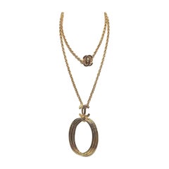 Chanel Collier à pendentif en métal doré avec chaîne tournante CC et pendentif