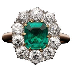 Bellissimo anello vintage con smeraldo colombiano da 1,40 carati e diamanti vecchio taglio a grappolo