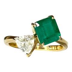 Anello Toi et Moi con smeraldo radiante da 1 carato e diamante trilione da 0,50 carati in oro giallo 18 carati