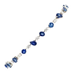 RUCHI Bracelet en or blanc avec saphirs bleus de formes mixtes et diamants