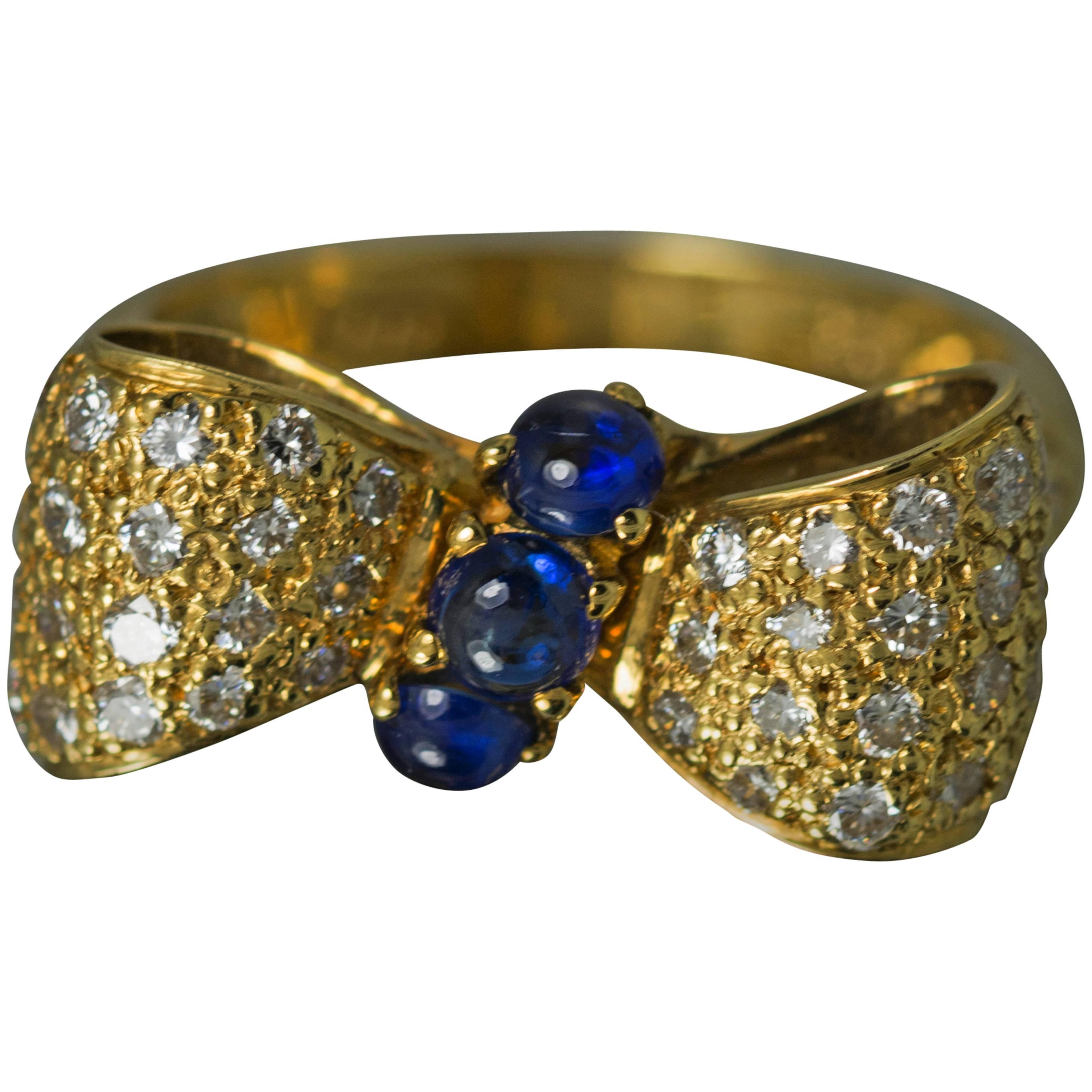 Anello con zaffiro 18 carati con 3 zaffiri del peso di 0,55 carati e 58 diamanti del peso di 1,07 carati. 