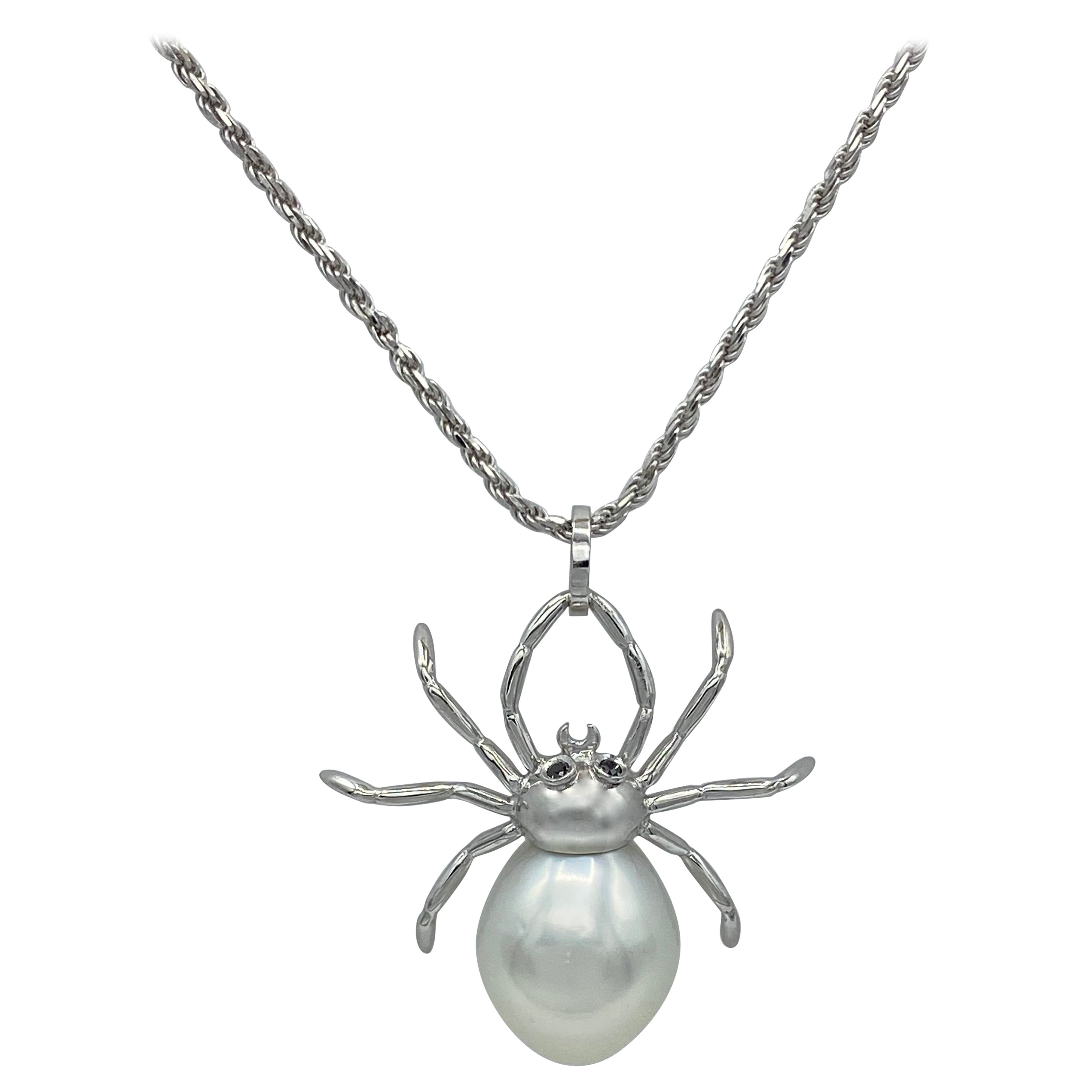 Pendentif ou collier araignée en or blanc 18 carats avec diamants noirs et perle d'Australie