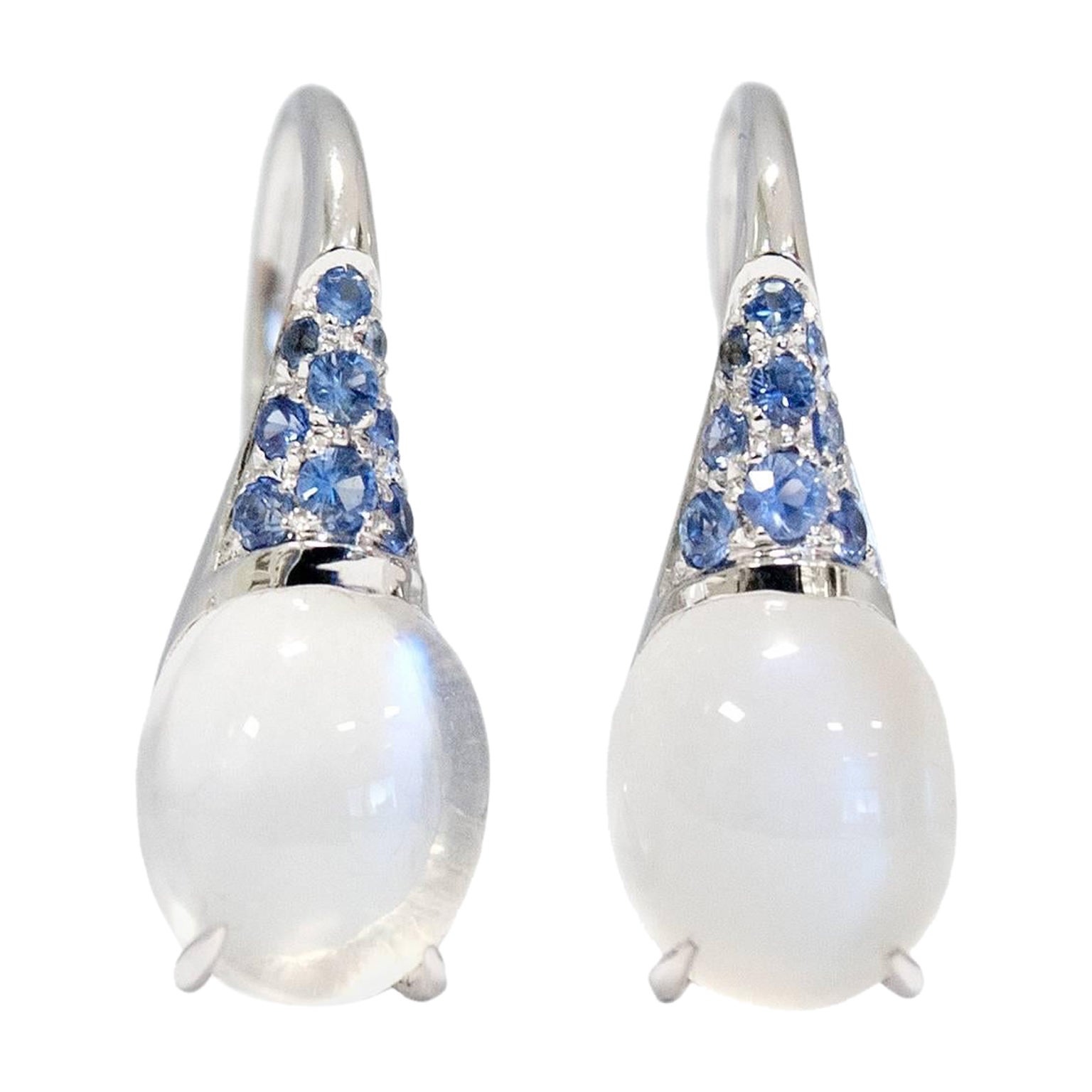 Boucles d'oreilles pendantes en or blanc 18 carats avec pierres précieuses, saphirs bleus et cabochon de lune 