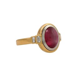 Ring with an Oval Cabochon of Spinel Flanked by 4 Diamonds