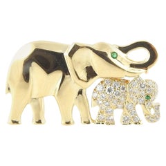 Cartier Broche en or jaune 18 carats avec diamants et émeraudes représentant une mère et un bébé éléphant