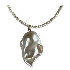 J. Dauphin, collier pendentif en perles blanches et chrysoprase avec pendentif