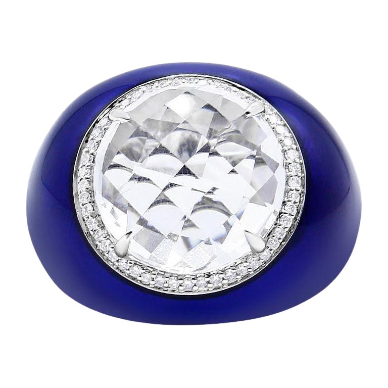 Bague dôme en or blanc 18 carats, quartz blanc et halo de diamants 1/5 ct. pt. avec émail bleu