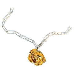 Chaîne en argent J Dauphin symbole de l'amour avec collier de roses