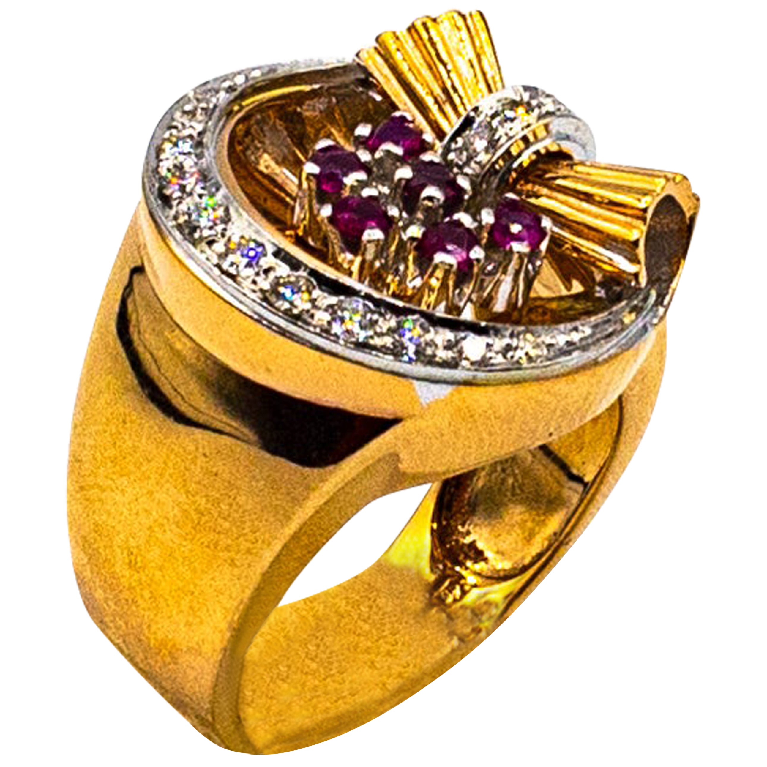 Bague cocktail en or jaune de style Art déco avec diamants blancs taille brillant et rubis