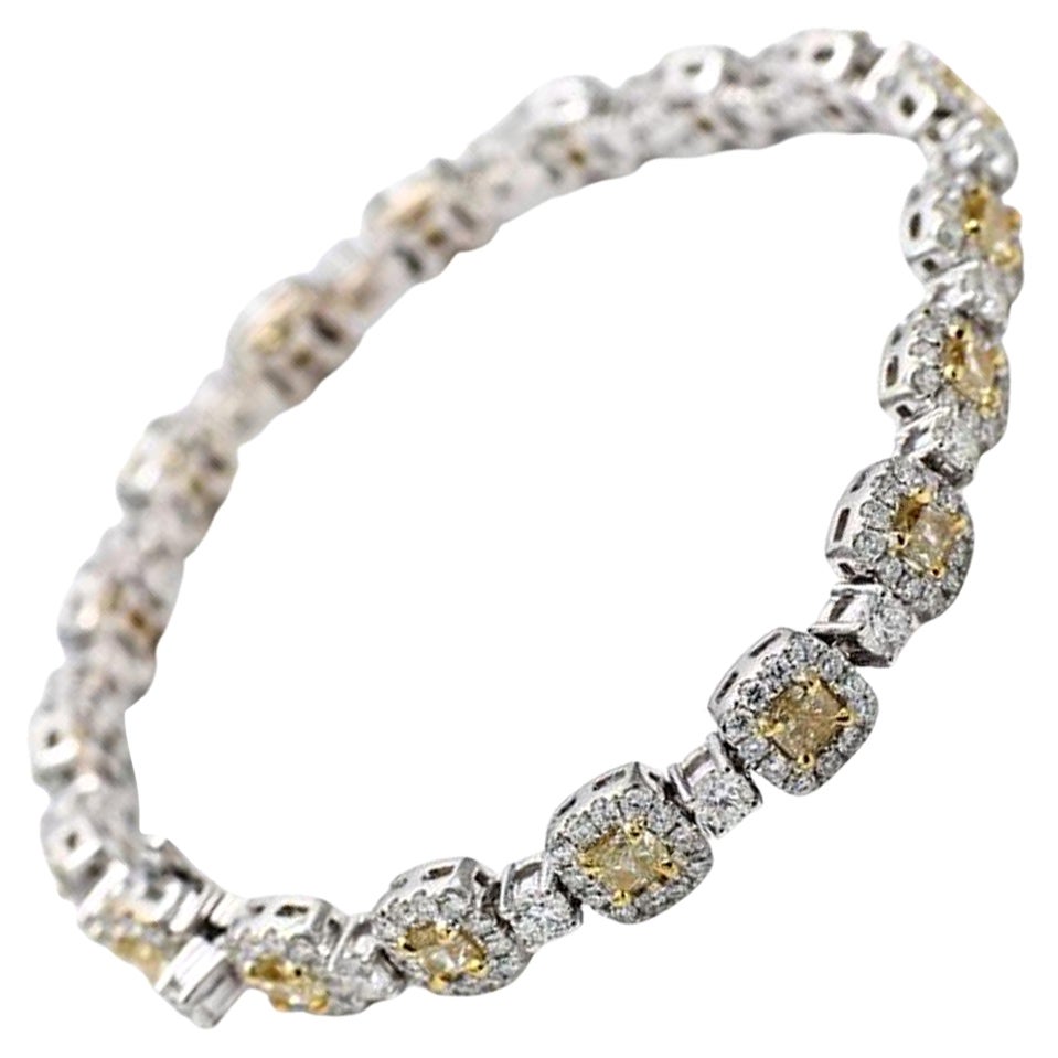 Bracelet en or jaune naturel coussin et diamants blancs ronds de 7,41 carats poids total