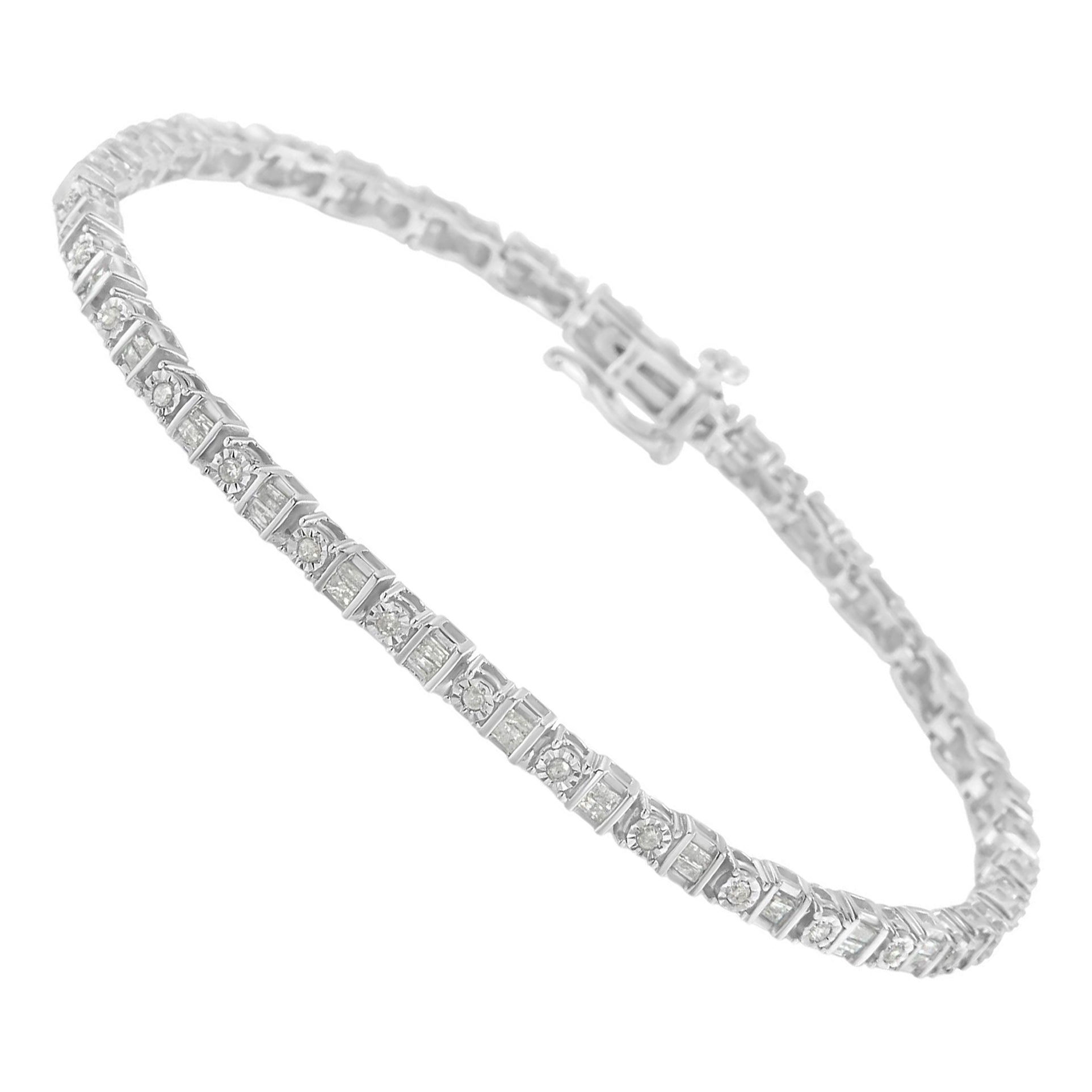 Bracelet tennis à maillons alternés en or blanc 10 carats avec diamants baguettes et ronds 1,0 carat en vente