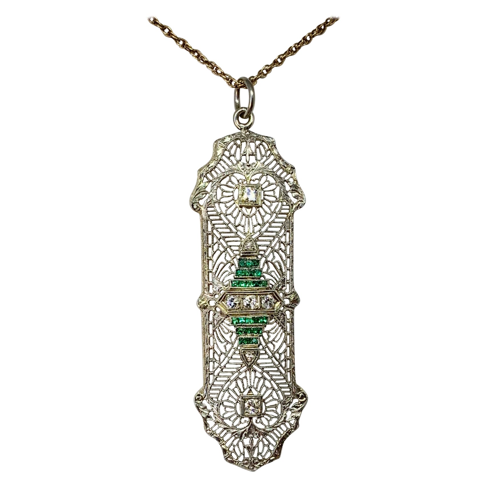 Art Deco Alter Minenschliff Diamant Smaragd Anhänger Halskette Filigran 14K Weißgold im Angebot
