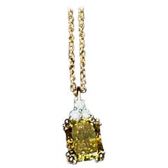 Raro ciondolo BB Babe con diamante da 1,66 carati in oliva scura con collana Pink Diamond