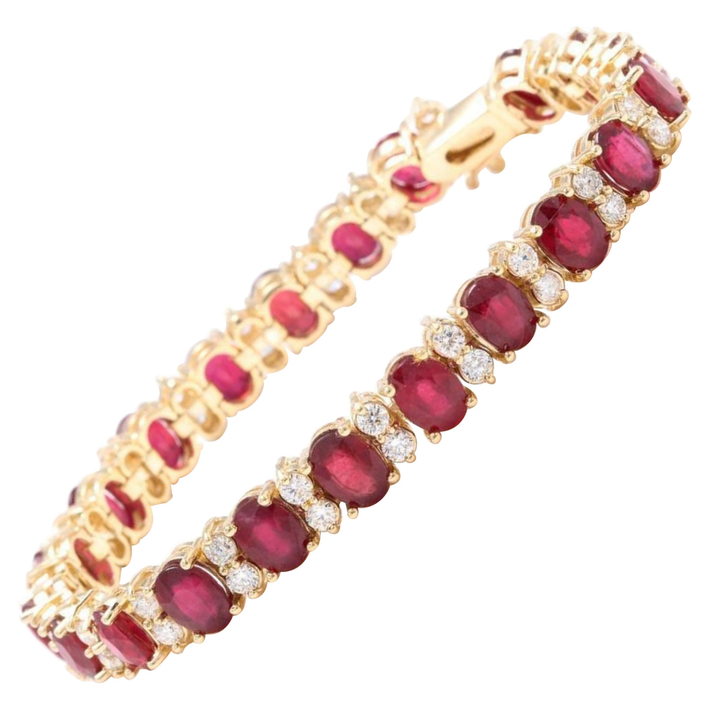 Very Beautiful 29.80 Carat Ruby and Natural Diamond 14 Karat Solid Gold Bracelet For Sale