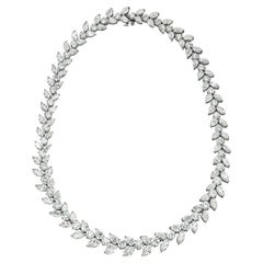 Collier de couronnes en platine et diamants d'un poids total d'environ 60 carats