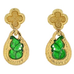 David Webb Clips d'oreilles pendants en or jaune 18 carats et jade en forme de goutte d'eau
