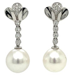 Pendants d'oreilles en or blanc 14 carats avec diamants et perles des mers du Sud 0,24 carat 11-12 mm