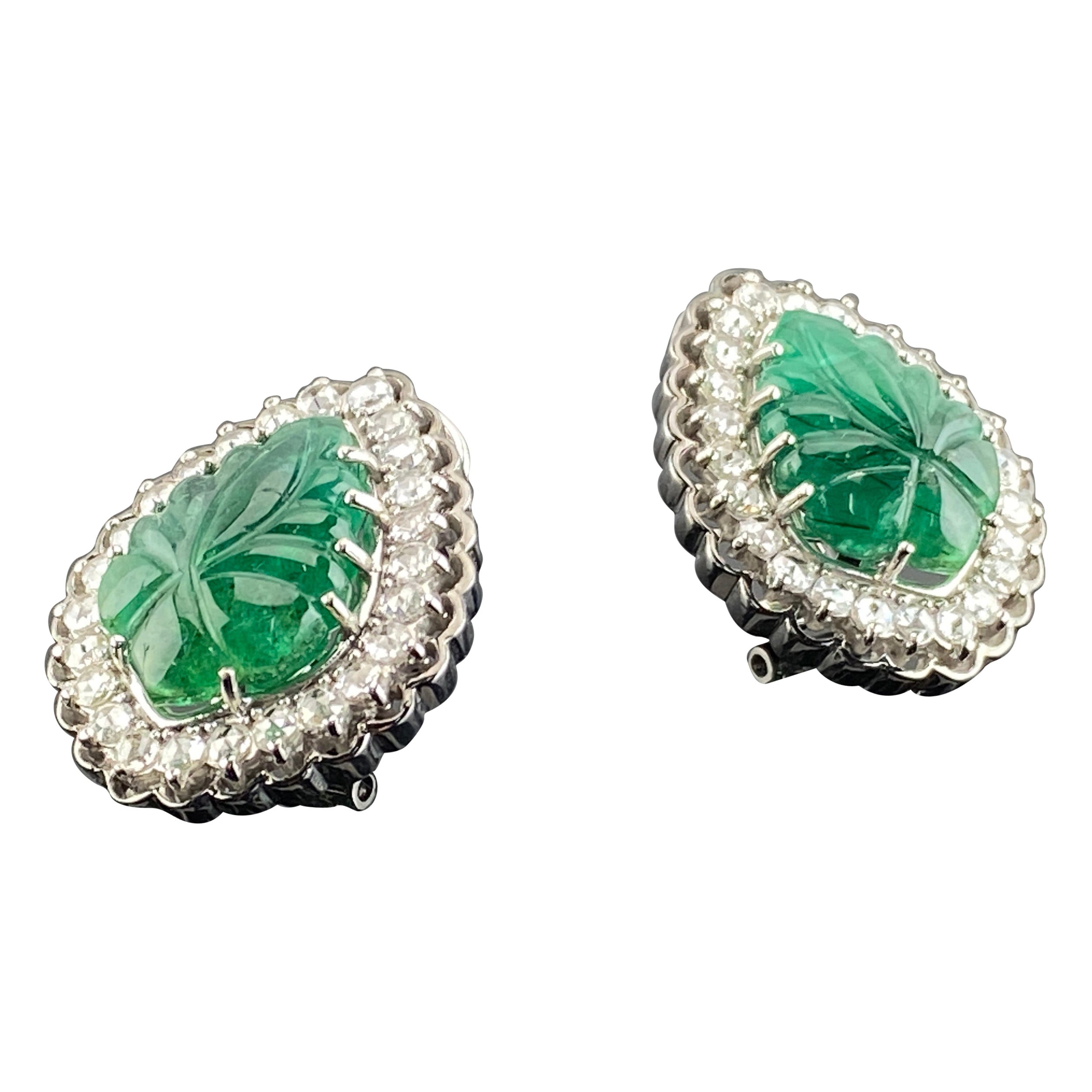 Certified Art Deco Style Natural Emerald Leafs Carved Earrings Set in 18K Gold For Sale