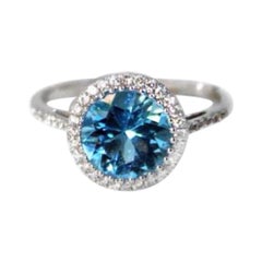 Bague en or blanc 14 carats avec topaze bleue