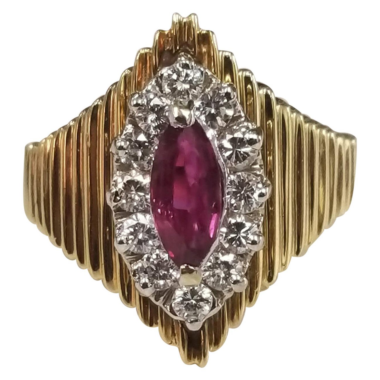 14 Karat Ring mit Rubin im Marquise-Schliff und Diamant