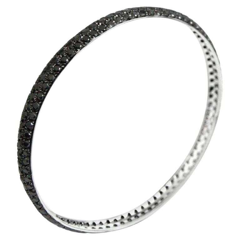 Bracelet en or blanc 18 carats à trois rangs de pavés de diamants noirs en vente