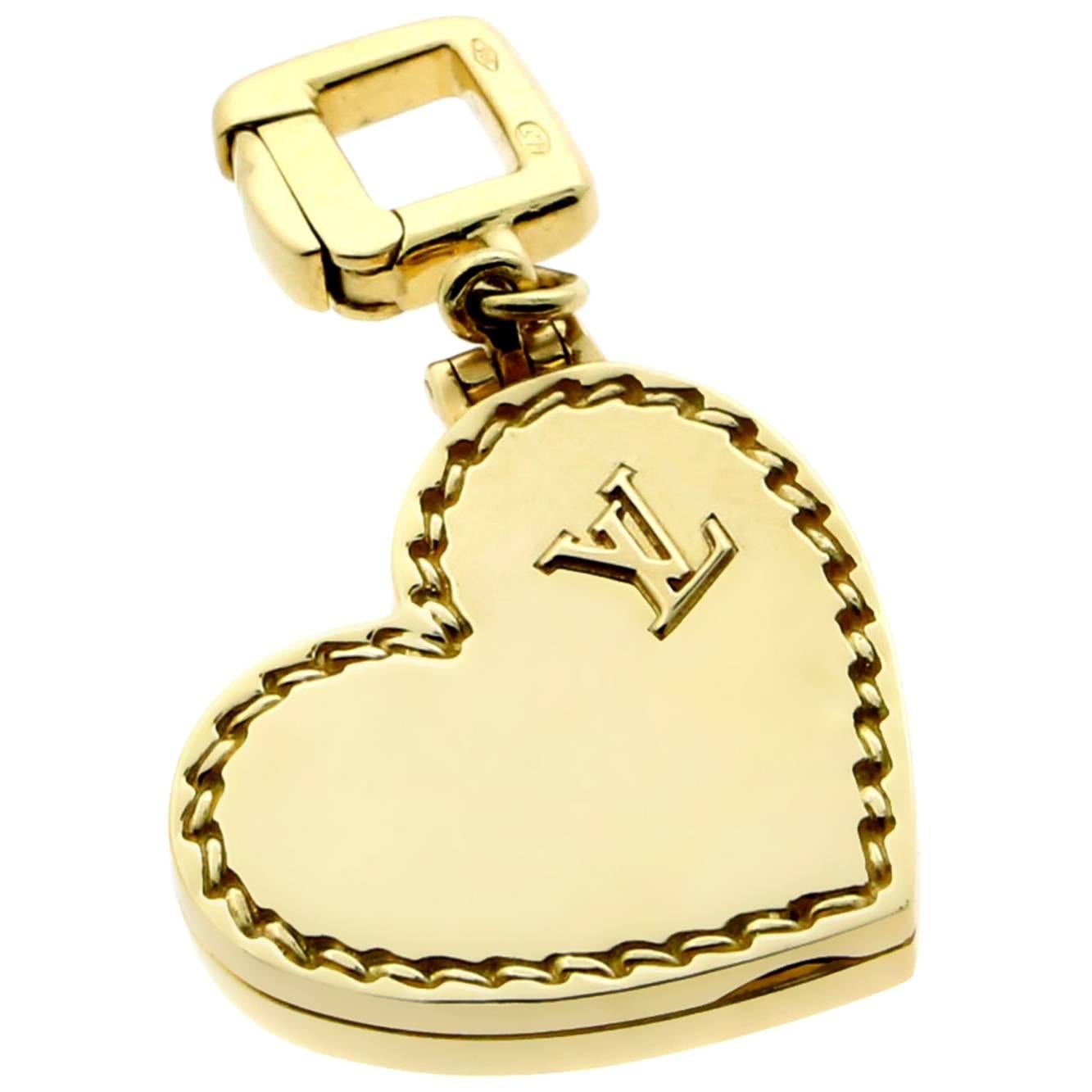 Louis Vuitton - Breloque médaillon en forme de cœur en or en vente