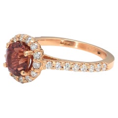 Bague Bochic en saphir rouge et halo de diamants en grappe