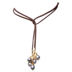 Collier Lariat en perles de Tahiti et or 18K sur daim, par Deborah Lockhart Phillips