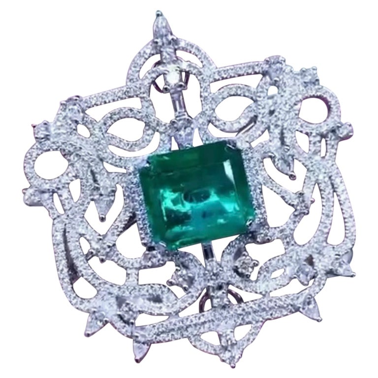 AIG Certified 13.00 Carats Zambian Emerald 4.20 Carat Diamonds 18K Gold Brooch  For Sale
