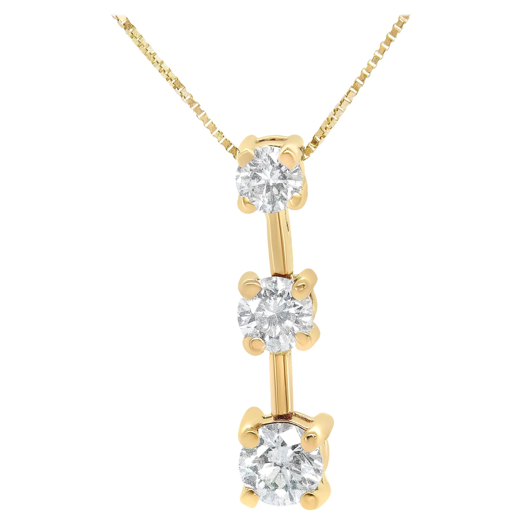 Collier pendentif à trois pierres en or jaune 14 carats avec diamants ronds de 1,0 carat en vente