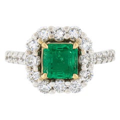 Nouveau Bague cocktail en or TT 18k 2,51ctw GIA Colombia Green Emerald w/ Diamond Halo Cocktail Ring