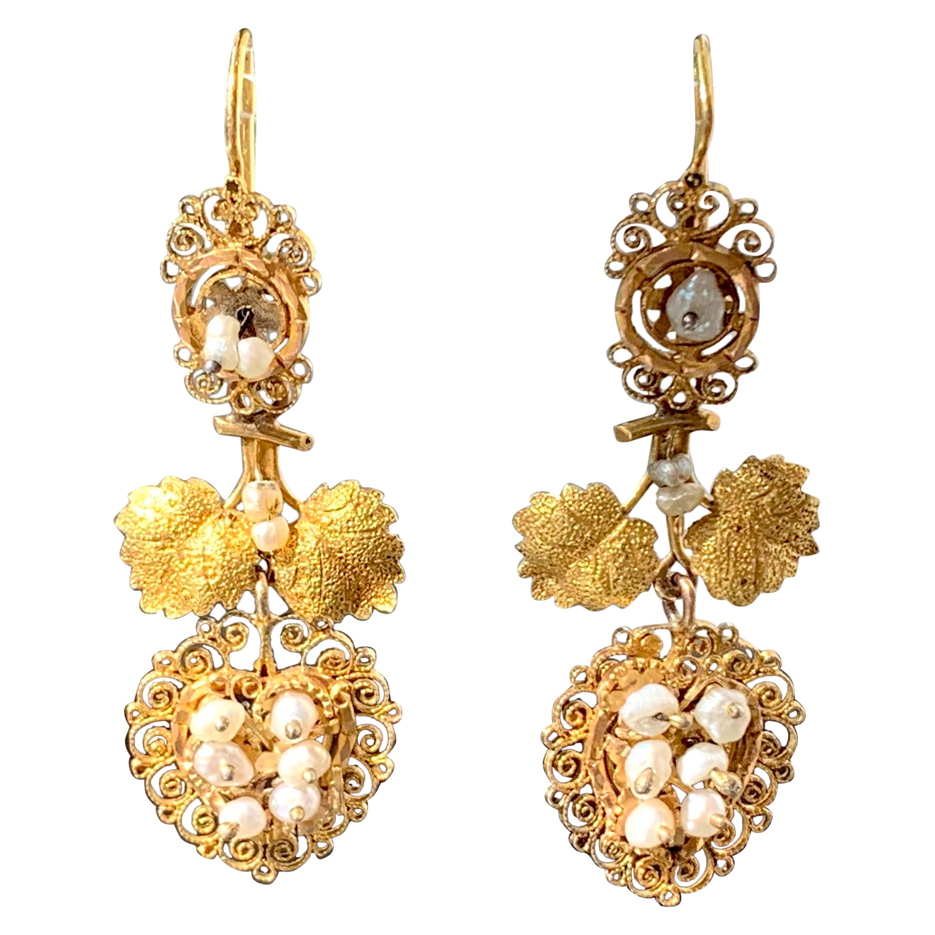 Pendants d'oreilles pendants anciens en or avec perles naturelles, feuilles de vigne, raisins et fil d'or 