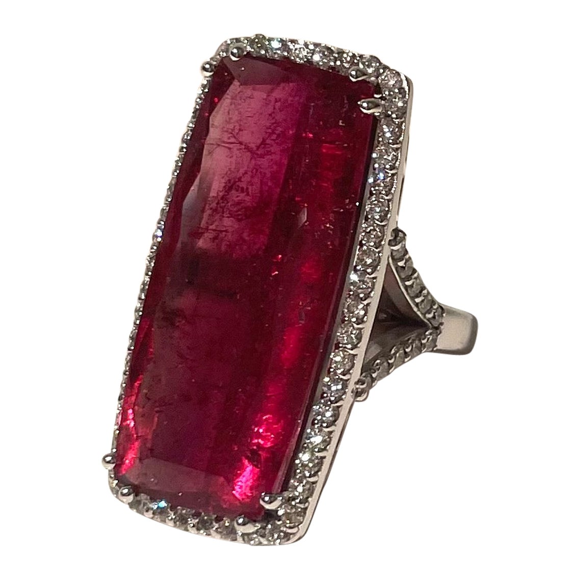 Bague Paradizia en tourmaline rouge rubellite de 25,5 carats avec diamants pavés