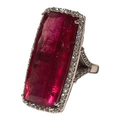 Paradizia-Ring mit rotem Turmalin und Rubellit 25,5 Karat mit Pavé-Diamanten