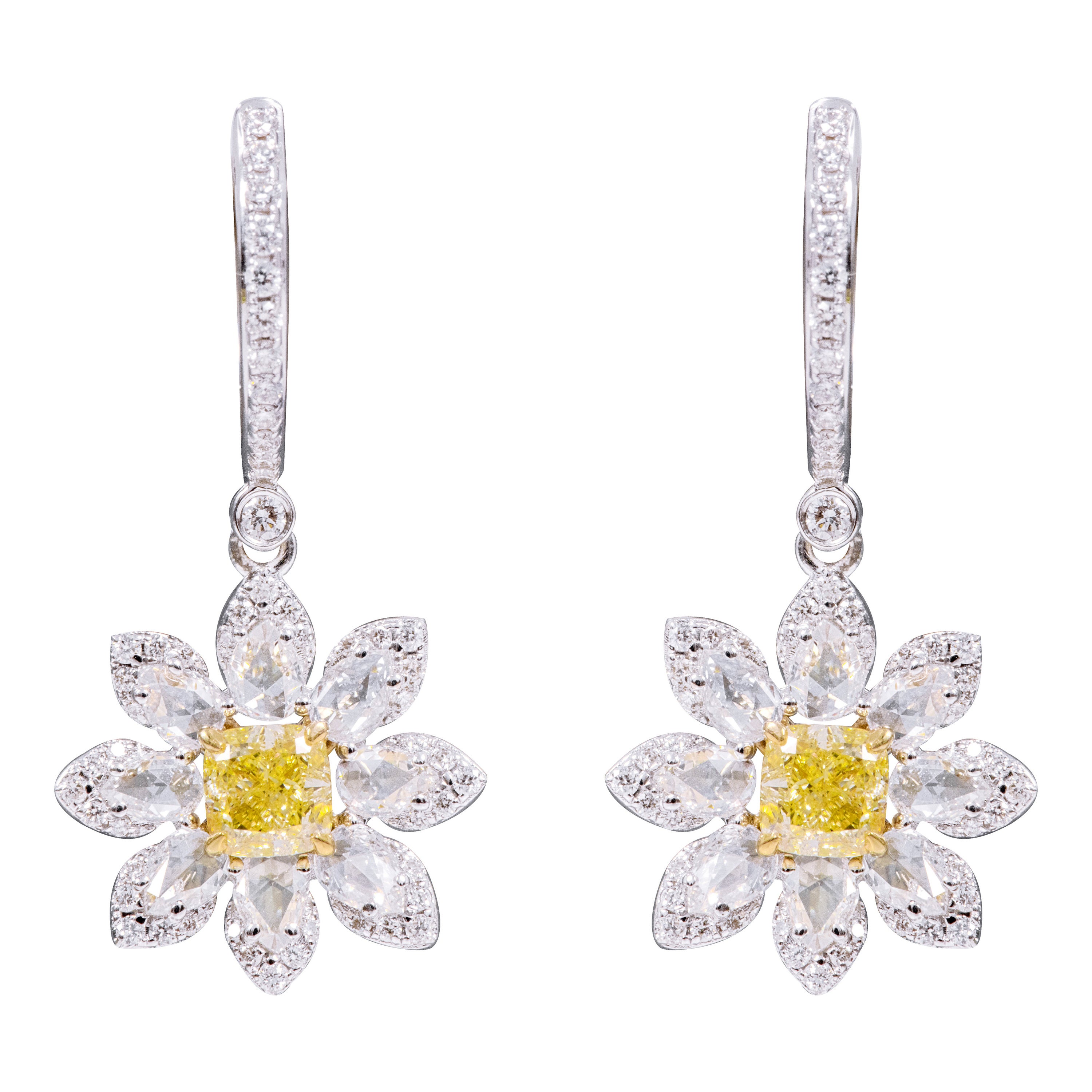 Boucles d'oreilles en goutte en or 18 carats avec fleur en diamants jaunes et blancs de 2,61 carats