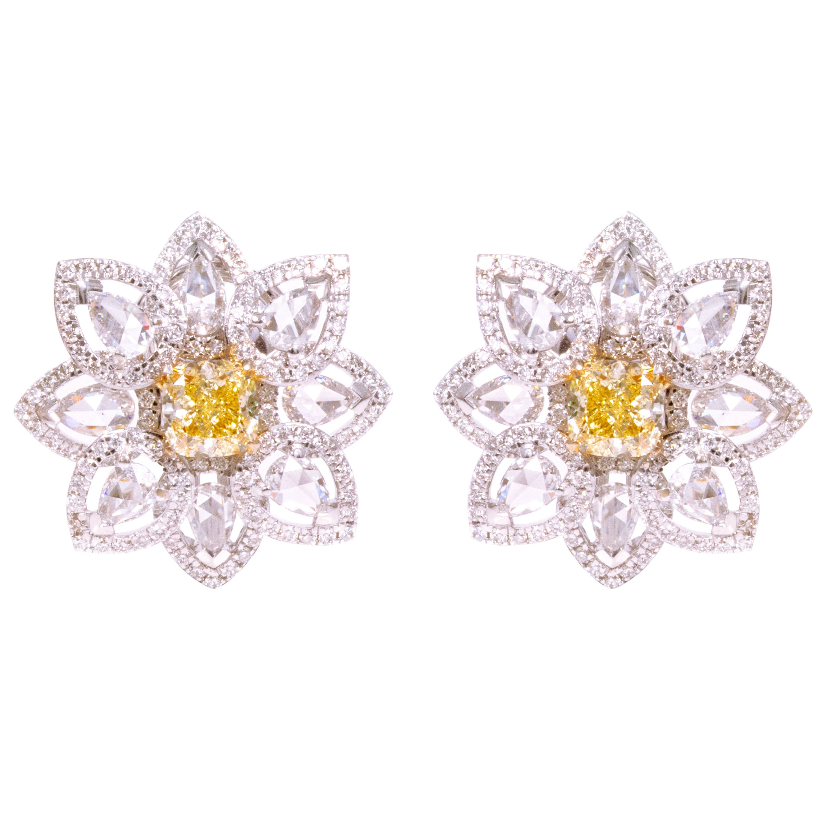 18 Karat Gold 3.36 Carat Yellow and White Diamond Modulation Stud Earrings