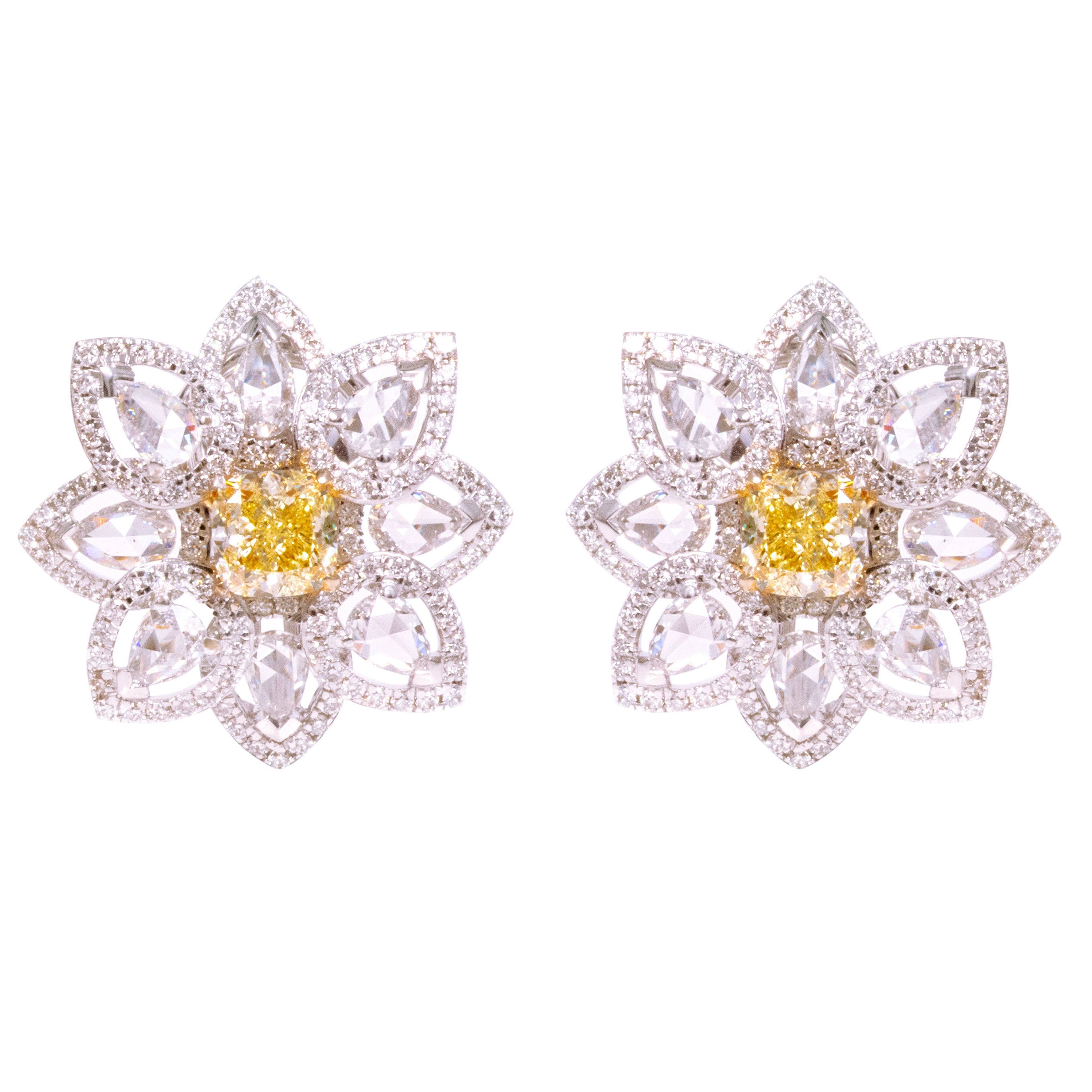 18 Karat Gold 3.36 Carat Yellow and White Diamond Modulation Stud Earrings For Sale