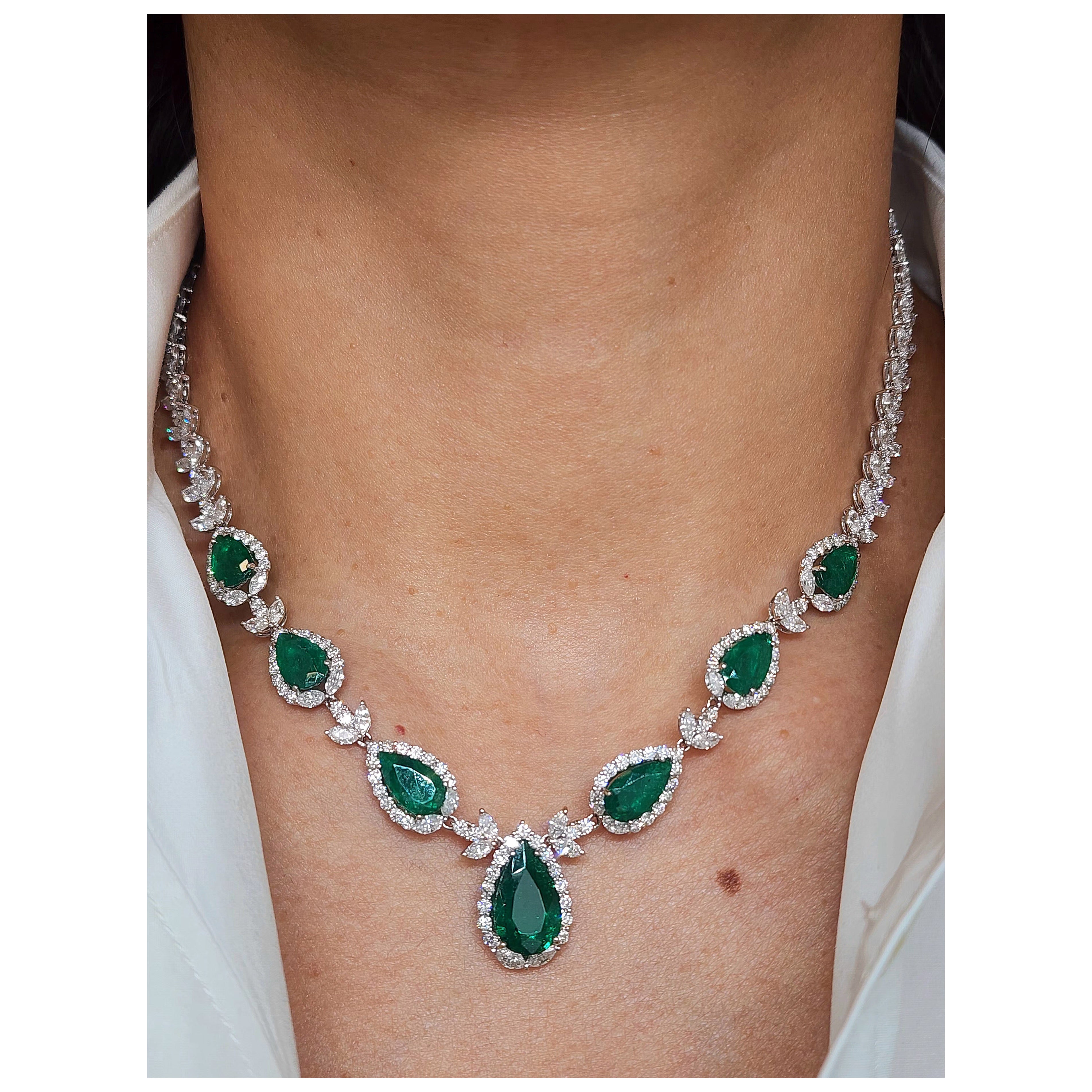 Collier d'émeraudes colombiennes naturelles et de diamants de 27.46 ct