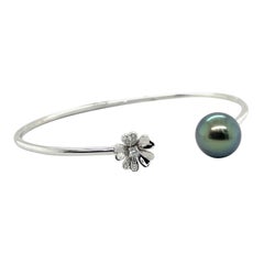 Bracelet jonc à fleurs en or blanc 18 carats avec perles de Tahiti et diamants 0,07 carat