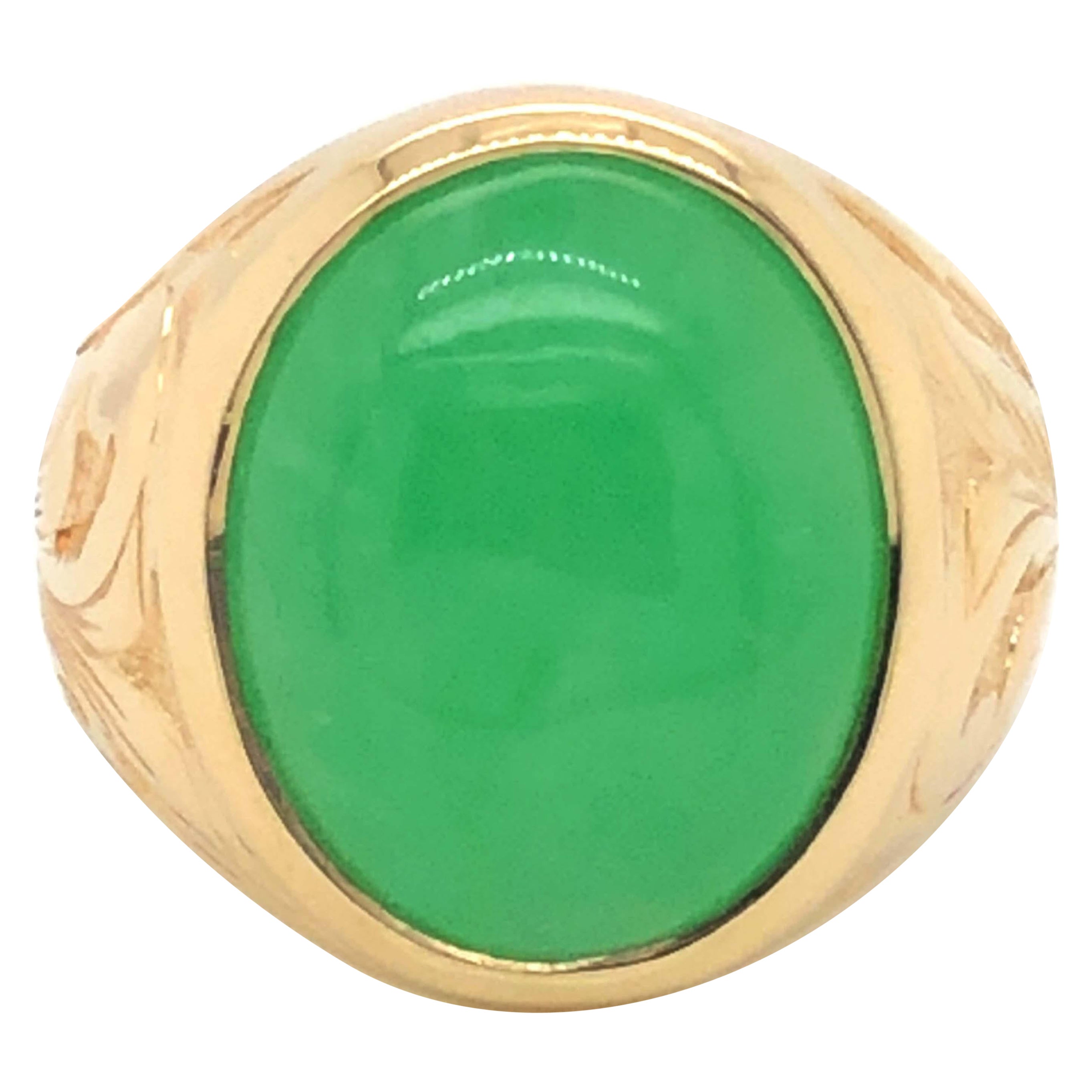 Vintage Oval Green Jade Ring with Engraved Shoulders in 14k Yellow Gold For Sale