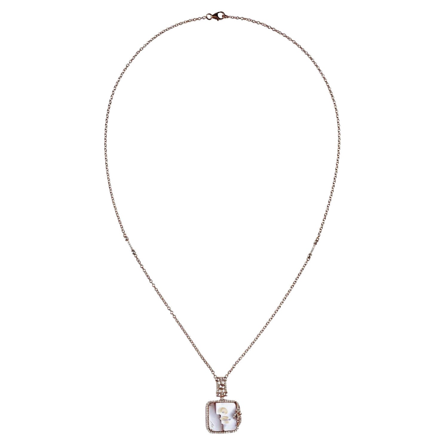 Geschnitzte Muschelkamee Matinee-Halskette mit Diamanten aus 18 Karat Roségold im Angebot
