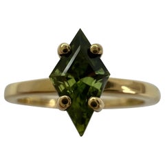 Anello solitario in oro 18k con zaffiro verde vivo australiano da 1,05 carati con taglio Kite
